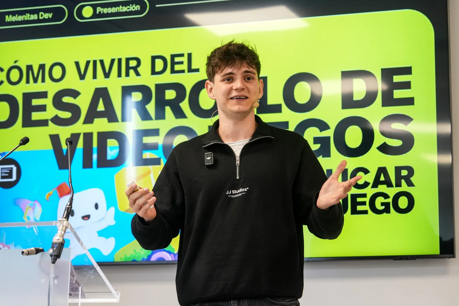 Carlos dando la charla «Cómo vivir del desarrollo de videojuegos sin publicar ningún juego» en la jornada Press Start