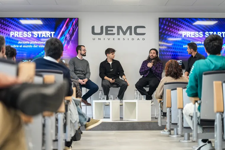 Carlos en la mesa redonda del Press Start, delante del público de la UEMC